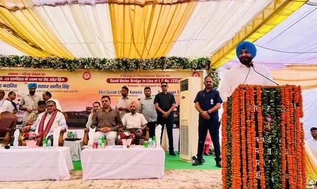 पंजाब के राज्यपाल गुलाब चंद कटारिया ने पुल के नीचे सड़क की नींव रखी पंजाब के राज्यपाल गुलाब चंद कटारिया ने पुल के नीचे सड़क की नींव रखी