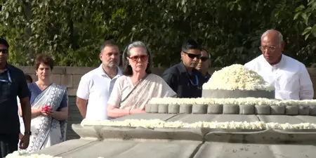 राजीव गांधी को श्रद्धांजलि: राहुल, प्रियंका और सोनिया पहुंचे वीर भूमि राजीव गांधी को श्रद्धांजलि: राहुल, प्रियंका और सोनिया पहुंचे वीर भूमि