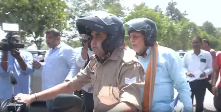 पीएम मोदी की अपील के बाद बाइक से पहुंचे यूपी के वित्त मंत्री सुरेश खन्ना, नंद किशोर गुर्जर ने राहुल और अखिलेश को घेरा पीएम मोदी की अपील के बाद बाइक से पहुंचे यूपी के वित्त मंत्री सुरेश खन्ना, नंद किशोर गुर्जर ने राहुल और अखिलेश को घेरा