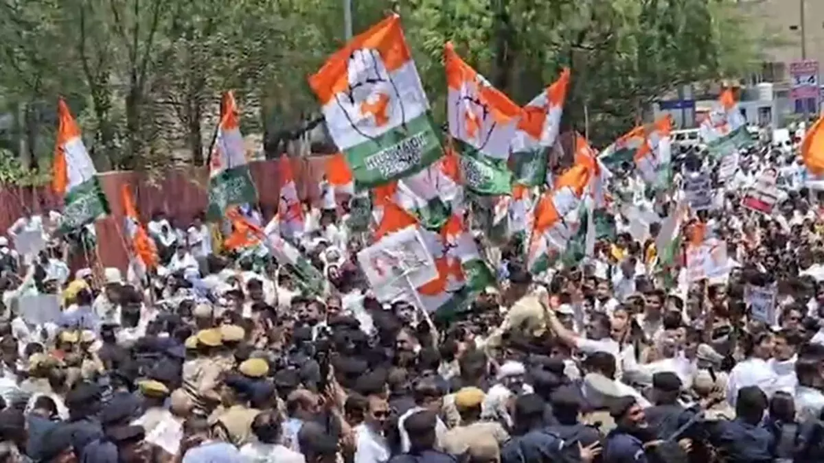 NEET पेपर लीक को लेकर जयपुर में कांग्रेस का बड़ा प्रदर्शन, बीजेपी मुख्यालय की ओर मार्च के दौरान हंगामा NEET पेपर लीक को लेकर जयपुर में कांग्रेस का बड़ा प्रदर्शन, बीजेपी मुख्यालय की ओर मार्च के दौरान हंगामा
