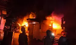 ठाणे सब्जी मंडी में भीषण आग: दो की मौत, कई घायल ठाणे सब्जी मंडी में भीषण आग: दो की मौत, कई घायल