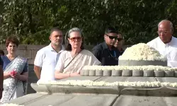 राजीव गांधी को श्रद्धांजलि: राहुल, प्रियंका और सोनिया पहुंचे वीर भूमि राजीव गांधी को श्रद्धांजलि: राहुल, प्रियंका और सोनिया पहुंचे वीर भूमि