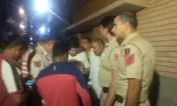 दिल्ली में मां-बेटे की चाकू से गोदकर हत्या, सब्जी विक्रेता के घर पर हुई वारदात दिल्ली में मां-बेटे की चाकू से गोदकर हत्या, सब्जी विक्रेता के घर पर हुई वारदात
