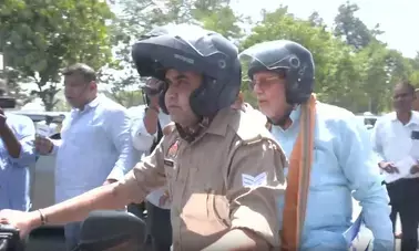 पीएम मोदी की अपील के बाद बाइक से पहुंचे यूपी के वित्त मंत्री सुरेश खन्ना, नंद किशोर गुर्जर ने राहुल और अखिलेश को घेरा पीएम मोदी की अपील के बाद बाइक से पहुंचे यूपी के वित्त मंत्री सुरेश खन्ना, नंद किशोर गुर्जर ने राहुल और अखिलेश को घेरा