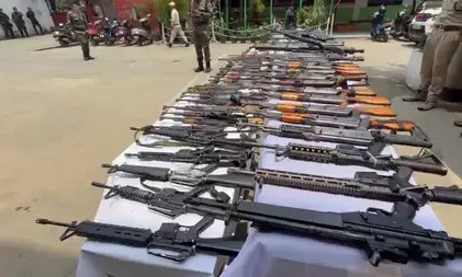 मणिपुर में सुरक्षा बलों की बड़ी कार्रवाई, 27 एके राइफल समेत 67 हथियार बरामद, 4 उग्रवादी गिरफ्तार मणिपुर में सुरक्षा बलों की बड़ी कार्रवाई, 27 एके राइफल समेत 67 हथियार बरामद, 4 उग्रवादी गिरफ्तार