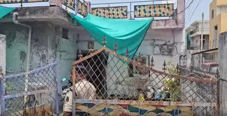 छत्तीसगढ़ : दुर्ग में एक ही परिवार के चार सदस्यों की संदिग्ध हालत में मौत, पति-पत्नी फंदे से लटके मिले छत्तीसगढ़ : दुर्ग में एक ही परिवार के चार सदस्यों की संदिग्ध हालत में मौत, पति-पत्नी फंदे से लटके मिले