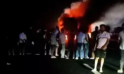 यूपी: ट्रक से टक्कर होने पर धूं-धूं कर जलने लगी बस, ड्राइवर और कंडक्टर की मौत यूपी: ट्रक से टक्कर होने पर धूं-धूं कर जलने लगी बस, ड्राइवर और कंडक्टर की मौत