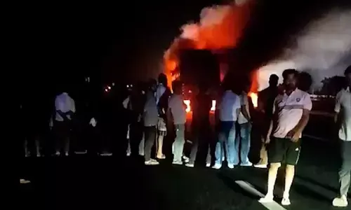 यूपी: ट्रक से टक्कर होने पर धूं-धूं कर जलने लगी बस, ड्राइवर और कंडक्टर की मौत यूपी: ट्रक से टक्कर होने पर धूं-धूं कर जलने लगी बस, ड्राइवर और कंडक्टर की मौत