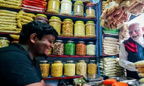 पीएम मोदी को झालमुड़ी खिलाने वाले बिक्रम साव को बांग्लादेश और पाकिस्तान से मिल रहीं धमकियां