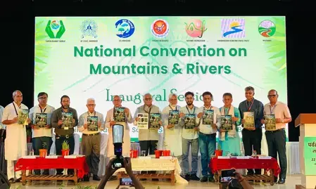 जमशेदपुर में जुटे देशभर के पर्यावरणविदों ने उठाई मांग, नदी-पहाड़ संरक्षण के लिए बने सख्त कानून जमशेदपुर में जुटे देशभर के पर्यावरणविदों ने उठाई मांग, नदी-पहाड़ संरक्षण के लिए बने सख्त कानून