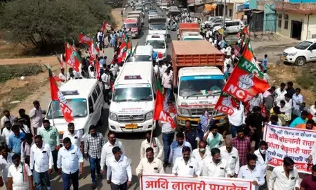 महाराष्ट्र: जलगांव में शरद पवार गुट का बड़ा प्रदर्शन, सरकारी गाड़ियों को रोका महाराष्ट्र: जलगांव में शरद पवार गुट का बड़ा प्रदर्शन, सरकारी गाड़ियों को रोका