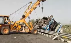 दिल्ली-मुंबई एक्सप्रेस-वे पर स्लीपर बस पलटी से 40 यात्री घायल, छह की हालत गंभीर दिल्ली-मुंबई एक्सप्रेस-वे पर स्लीपर बस पलटी से 40 यात्री घायल, छह की हालत गंभीर