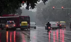 दिल्ली-NCR में बारिश से अचानक बदला मौसम का मिजाज, चुभती गर्मी से मिली राहत दिल्ली-NCR में बारिश से अचानक बदला मौसम का मिजाज, चुभती गर्मी से मिली राहत