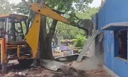 बंगाल में बुलडोजर एक्शन जारी... अब SAIL की जमीन पर बना टीएमसी नेता का दफ्तर ध्वस्त बंगाल में बुलडोजर एक्शन जारी... अब SAIL की जमीन पर बना टीएमसी नेता का दफ्तर ध्वस्त
