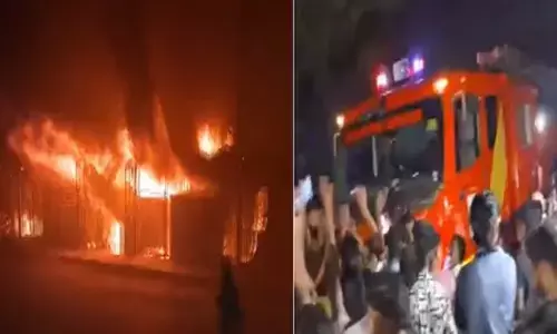 दिल्ली के शास्त्री पार्क फर्नीचर मार्केट में भीषण आग