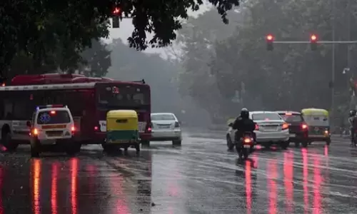 दिल्ली-NCR में बारिश से अचानक बदला मौसम का मिजाज, चुभती गर्मी से मिली राहत दिल्ली-NCR में बारिश से अचानक बदला मौसम का मिजाज, चुभती गर्मी से मिली राहत