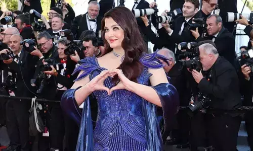 कान फिल्म फेस्टिवल में ऐश्वर्या राय बच्चन का शाही अंदाज, रेड कार्पेट पर फिर बिखेरा ग्लैमर कान फिल्म फेस्टिवल में ऐश्वर्या राय बच्चन का शाही अंदाज, रेड कार्पेट पर फिर बिखेरा ग्लैमर