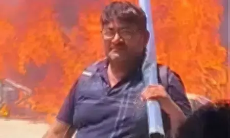 नोएडा: श्रमिक आंदोलन में आगजनी करने वाला वांछित आरोपी गिरफ्तार, कई वाहनों को किया था आग के हवाले नोएडा: श्रमिक आंदोलन में आगजनी करने वाला वांछित आरोपी गिरफ्तार, कई वाहनों को किया था आग के हवाले