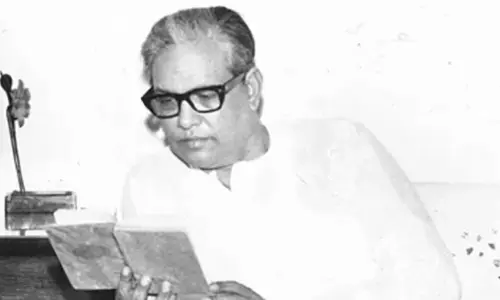 मजरूह सुल्तानपुरी को मुशायरे में सुन इंप्रेस हो गए थे एआर कारदार, नौशाद से करवाई थी मुलाकात मजरूह सुल्तानपुरी को मुशायरे में सुन इंप्रेस हो गए थे एआर कारदार, नौशाद से करवाई थी मुलाकात