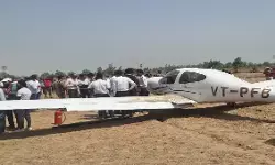 यूपी में एयरक्राफ्ट की खेत में इमरजेंसी लैंडिंग, बाल-बाल बचे ट्रेनी पायलट यूपी में एयरक्राफ्ट की खेत में इमरजेंसी लैंडिंग, बाल-बाल बचे ट्रेनी पायलट