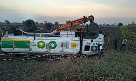 महाराष्ट्रः वाशिम में डीजल से भरा टैंकर पलटा, 45 मिनट के रेस्क्यू ऑपरेशन के बाद ड्राइवर को बचाया गया