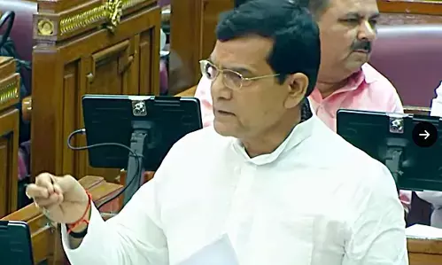 यूपी में बिजली आपूर्ति पर ऊर्जा मंत्री एके शर्मा ने विपक्ष को घेरा, कहा-कुछ लोग सरकार को बदनाम कर रहे यूपी में बिजली आपूर्ति पर ऊर्जा मंत्री एके शर्मा ने विपक्ष को घेरा, कहा-कुछ लोग सरकार को बदनाम कर रहे