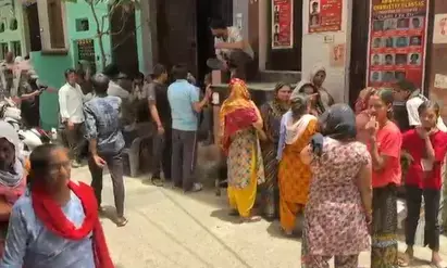 दिल्ली के भलस्वा डेयरी इलाके में 10 महीने की बच्ची का घर से अपहरण दिल्ली के भलस्वा डेयरी इलाके में 10 महीने की बच्ची का घर से अपहरण