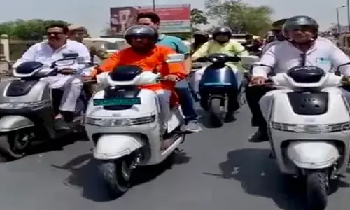 सहारनपुर में चिलचिलाती धूप में जायजा लेने स्कूटी पर घर से निकले महापौर सहारनपुर में चिलचिलाती धूप में जायजा लेने स्कूटी पर घर से निकले महापौर