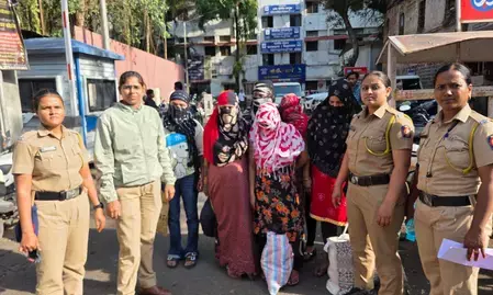 पुणे: पेठ में पुलिस ने 6 अवैध बांग्लादेशी महिलाओं को किया गिरफ्तार, पूछताछ जारी पुणे: पेठ में पुलिस ने 6 अवैध बांग्लादेशी महिलाओं को किया गिरफ्तार, पूछताछ जारी