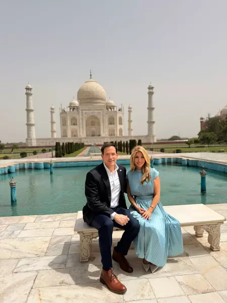 अमेरिका के विदेश मंत्री मार्को रूबियो ने पत्नी जेनेट के साथ किया ताजमहल का दीदार; डायना बेंच पर खिंचवाई तस्वीर, वास्तुकला देख हुए हैरान अमेरिका के विदेश मंत्री मार्को रूबियो ने पत्नी जेनेट के साथ किया ताजमहल का दीदार; डायना बेंच पर खिंचवाई तस्वीर, वास्तुकला देख हुए हैरान