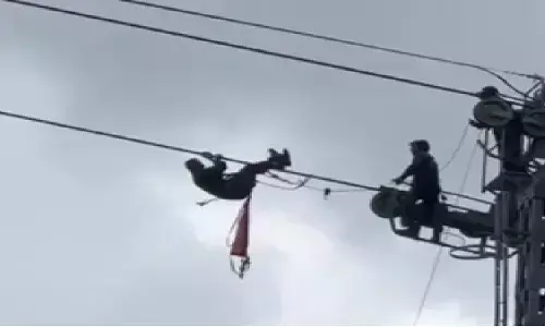गुलमर्ग गोंडोला में तकनीकी खराबी, बीच हवा में अटके करीब 300 पर्यटक; रेस्क्यू ऑपरेशन जारी गुलमर्ग गोंडोला में तकनीकी खराबी, बीच हवा में अटके करीब 300 पर्यटक; रेस्क्यू ऑपरेशन जारी