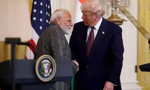 पेट काटकर जनता बचाए, मोदीशाही अमेरिका की भेंट चढ़ाए! पेट काटकर जनता बचाए, मोदीशाही अमेरिका की भेंट चढ़ाए!