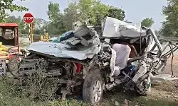 यूपी के बाराबंकी में भीषण सड़क हादसा: 4 श्रद्धालुओं की मौत, 3 घायल यूपी के बाराबंकी में भीषण सड़क हादसा: 4 श्रद्धालुओं की मौत, 3 घायल