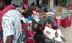 बांग्लादेश बॉर्डर के चेकपोस्टों पर अवैध प्रवासियों की भीड़, बंगाल में घुसपैठियों में दिखने लगा खौफ बांग्लादेश बॉर्डर के चेकपोस्टों पर अवैध प्रवासियों की भीड़, बंगाल में घुसपैठियों में दिखने लगा खौफ