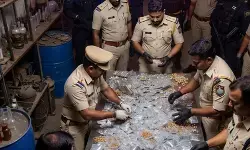 मुंबई: नारकोटिक्स सेल ने ड्रग्स बनाने वाली फैक्ट्री का किया पर्दाफाश, 50 करोड़ की ड्रग्स बरामद मुंबई: नारकोटिक्स सेल ने ड्रग्स बनाने वाली फैक्ट्री का किया पर्दाफाश, 50 करोड़ की ड्रग्स बरामद