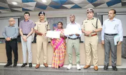माओवादी नेता और उनकी पत्नी ने तेलंगाना पुलिस के समक्ष आत्मसमर्पण किया माओवादी नेता और उनकी पत्नी ने तेलंगाना पुलिस के समक्ष आत्मसमर्पण किया