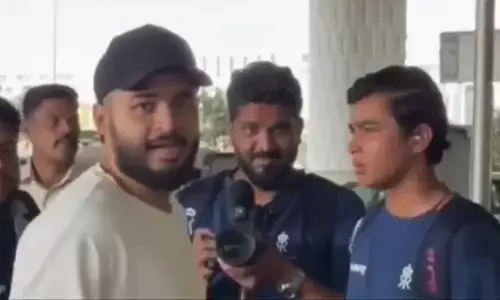 VIDEO: रियान पराग ने वैभव सूर्यवंशी के साथ फोटो खिंचवाने से किया इनकार, कहा- कोई फिल्म स्टार नहीं हैं