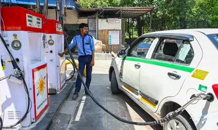 दिल्ली-NCR में पेट्रोल-डीजल की महंगाई के बाद अब सीएनजी के दाम ₹2 प्रति किलो बढ़े दिल्ली-NCR में पेट्रोल-डीजल की महंगाई के बाद अब सीएनजी के दाम ₹2 प्रति किलो बढ़े