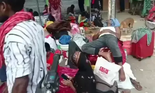 बांग्लादेश बॉर्डर के चेकपोस्टों पर अवैध प्रवासियों की भीड़, बंगाल में घुसपैठियों में दिखने लगा खौफ बांग्लादेश बॉर्डर के चेकपोस्टों पर अवैध प्रवासियों की भीड़, बंगाल में घुसपैठियों में दिखने लगा खौफ