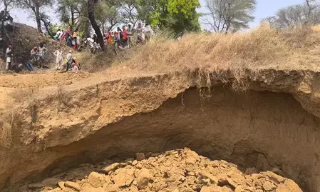 मध्य प्रदेश : निर्माणाधीन कुआं धंसने से मलबे में दबे 5 मजदूरों की दर्दनाक मौत; रेस्क्यू ऑपरेशन जारी मध्य प्रदेश : निर्माणाधीन कुआं धंसने से मलबे में दबे 5 मजदूरों की दर्दनाक मौत; रेस्क्यू ऑपरेशन जारी