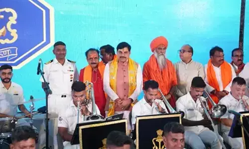 मध्य प्रदेश: भारतीय नौसेना के बैंड की रामघाट पर मनमोहक प्रस्तुति मध्य प्रदेश: भारतीय नौसेना के बैंड की रामघाट पर मनमोहक प्रस्तुति