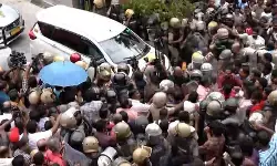केरल में भारी बवाल: पूर्व CM पिनाराई विजयन के घर ED की छापेमारी, बाहर निकलते ही अफसरों की गाड़ियों पर पथराव और तोड़फोड़