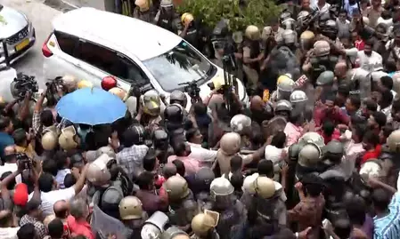 केरल में भारी बवाल: पूर्व CM पिनाराई विजयन के घर ED की छापेमारी, बाहर निकलते ही अफसरों की गाड़ियों पर पथराव और तोड़फोड़ केरल में भारी बवाल: पूर्व CM पिनाराई विजयन के घर ED की छापेमारी, बाहर निकलते ही अफसरों की गाड़ियों पर पथराव और तोड़फोड़