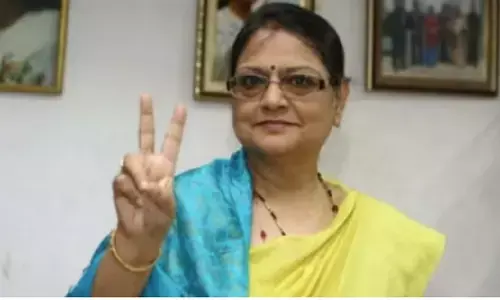बंगाल चुनाव हार के बाद टीएमसी में बढ़ी हलचल, सांसद काकोली घोष ने पार्टी के सभी पदों से दिया इस्तीफा बंगाल चुनाव हार के बाद टीएमसी में बढ़ी हलचल, सांसद काकोली घोष ने पार्टी के सभी पदों से दिया इस्तीफा