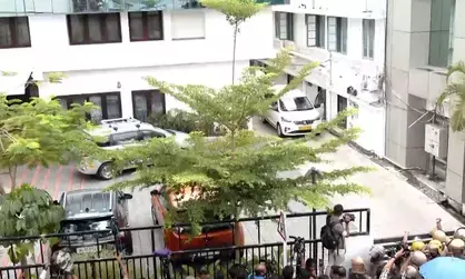 केरल में ED का बड़ा एक्शन: वीणा विजयन और CMRL मामले में ताबड़तोड़ छापेमारी; भारी मात्रा में FD और निवेश के दस्तावेज जब्त केरल में ED का बड़ा एक्शन: वीणा विजयन और CMRL मामले में ताबड़तोड़ छापेमारी; भारी मात्रा में FD और निवेश के दस्तावेज जब्त