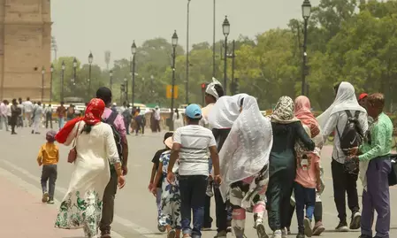 दिल्ली में भीषण गर्मी के बाद बदलेगा मौसम का मिजाज, अगले 3 दिनों में 6 से 8 डिग्री तक गिर सकता है तापमान दिल्ली में भीषण गर्मी के बाद बदलेगा मौसम का मिजाज, अगले 3 दिनों में 6 से 8 डिग्री तक गिर सकता है तापमान
