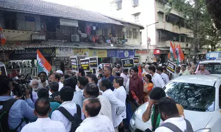 महाराष्ट्र में पेट्रोल की कीमतों में बढ़ोतरी के खिलाफ कांग्रेस का विरोध प्रदर्शन