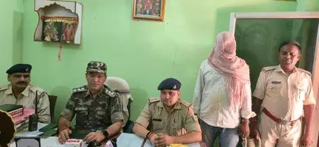 झारखंडः चतरा में 15 लाख रुपए मूल्य के ब्राउन शुगर के साथ तस्कर गिरफ्तार झारखंडः चतरा में 15 लाख रुपए मूल्य के ब्राउन शुगर के साथ तस्कर गिरफ्तार