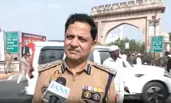 लखनऊ और फिरोजाबाद में शांतिपूर्ण तरीके से मनाई जा रही बकरीद, मुख्तार अब्बास नकवी ने भी पढ़ी नमाज लखनऊ और फिरोजाबाद में शांतिपूर्ण तरीके से मनाई जा रही बकरीद, मुख्तार अब्बास नकवी ने भी पढ़ी नमाज