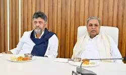 कर्नाटक: नेतृत्व बदलाव की आहट के बीच डीके शिवकुमार ने छुए सिद्धारमैया के पैर, ब्रेकफास्ट मीटिंग में एक-दूसरे को गले लगाया कर्नाटक: नेतृत्व बदलाव की आहट के बीच डीके शिवकुमार ने छुए सिद्धारमैया के पैर, ब्रेकफास्ट मीटिंग में एक-दूसरे को गले लगाया